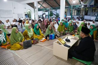 Perkuat Ukhuwah Islamiah, warga masyarakat bersama sukarelawan Ganjar Sejati (GS) melakukan doa dan buka bersama (bukber) di Pondok Pesantren Annabriis di Tasikmalaya, Jawa Barat, Rabu (12/4). Foto: GS