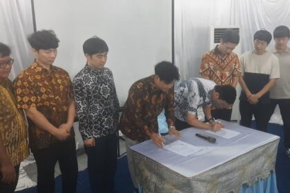 Perwakilan manajemen PT Gaya Abadi Sempurna Tbk, melalui anak perusahaan PT Juara Bike (SELIS) dan perwakilan Hyundai Kefico saat penandatangan kerja sama koneversi motor listrik. Foto: Ahmad/ipol.id