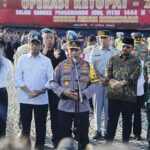 Kapolri Jenderal Listyo Sigit Prabowo memimpin apel gelar pasukan sekaligus menandai Operasi Ketupat 2023 serentak di seluruh wilayah Indonesia, bertempat di Lapangan Silang Monas, Jakarta Pusat, Senin (17/4). Foto: Divhumas Polri