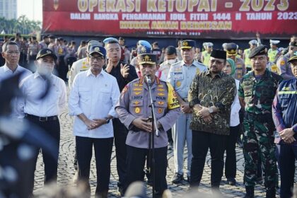 Kapolri Jenderal Listyo Sigit Prabowo memimpin apel gelar pasukan sekaligus menandai Operasi Ketupat 2023 serentak di seluruh wilayah Indonesia, bertempat di Lapangan Silang Monas, Jakarta Pusat, Senin (17/4). Foto: Divhumas Polri
