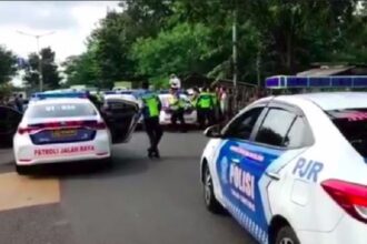 Personel PJR Tol Jagorawi menangkap komplotan perampok yang menewaskan korbannya di Km 37 Tol Jagorawi, Kabupaten Bogor, Jawa Barat. Satu orang pelaku tertangkap, sementara dua lainnya melarikan diri. Foto: NTMC