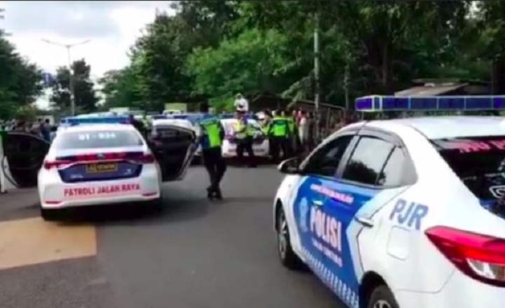 Personel PJR Tol Jagorawi menangkap komplotan perampok yang menewaskan korbannya di Km 37 Tol Jagorawi, Kabupaten Bogor, Jawa Barat. Satu orang pelaku tertangkap, sementara dua lainnya melarikan diri. Foto: NTMC