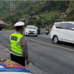 Polisi mengatur lalu lintas di salah satu titik macet di Kota Bogor. Foto: NTMC