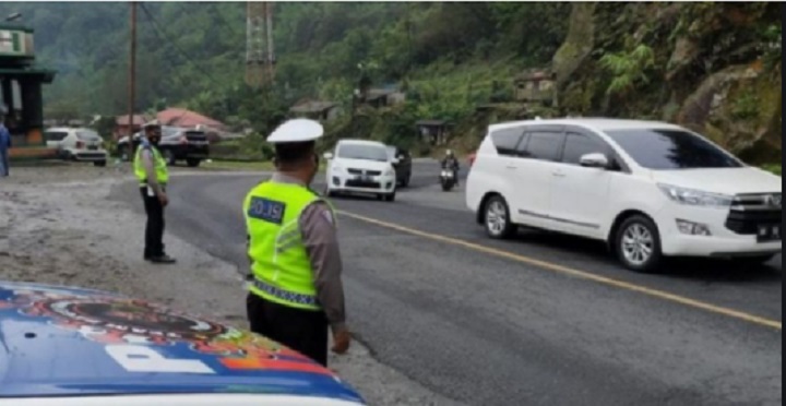 Polisi mengatur lalu lintas di salah satu titik macet di Kota Bogor. Foto: NTMC