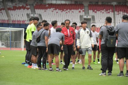 Presiden Joko Widodo (Jokowi) hari Sabtu (1/4) sore mendatangi latihan Timnas U-20 dan U-23 di Stadion Gelora Bung Karno, Senayan, Jakarta. Kepada pemain Timnas U-20, Presiden meminta agar seluruh pemain jangan patah semangat dan larut dalam kekecewaan. Foto: Kemenpora