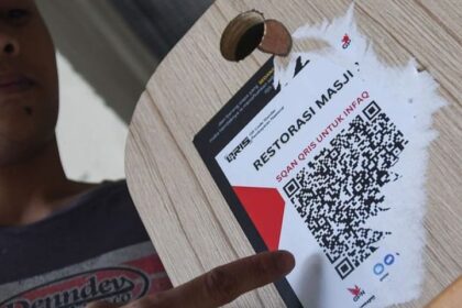 Stiker QRIS milik masjid di kawasan Blok M Square ditempel stiker QRIS milik terduga pelaku dalam aksinya melakukan penipuan, beruntung pelaku cepat tertangkap aparat Polda Metro Jaya, Selasa (11/4). Foto: IG Jktinfo