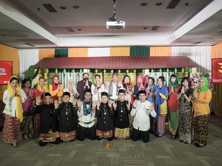 Karyawan RS Premier Jatinegara merayakan hari jadi ke 23 tahun. Foto: RSPJ