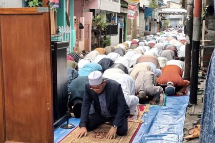Ribuan jemaah Masjid Al-Hidayah di Kelurahan Bidara Cina, Kecamatan Jatinegara, Jakarta Timur melaksanakan salat Ied, Idul Fitri 1444 Hijriah di Jalan Tanjung Lengkong tepat di depan masjid pada Jumat (21/4) pagi. Foto: Dok Warga