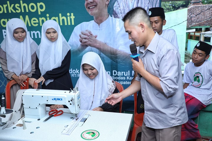 Puluhan santriwati antusias mengikuti pelatihan menjahit yang diadakan relawan Santri Dukung Ganjar (SDG) Jawa Barat (Jabar) di Pondok Pesantren Darul Ma'rif di Desa Cibodas, Kecamatan Cibitung, Kabupaten Sukabumi, Minggu (2/4). Foto: SDG