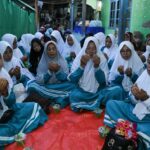 Momen Ramadan 2023, masyarakat dan loyalis Ganjar Sejati (GS) berdoa bersama pada malam Nuzulul Quran dan buka puasa bersama di Pondok Pesantren Nurul Iman Az-Zahra, Desa Langensari, Kecamatan Langensari, Kota Banjar, Jawa Barat, Selasa (11/4). Foto: GS