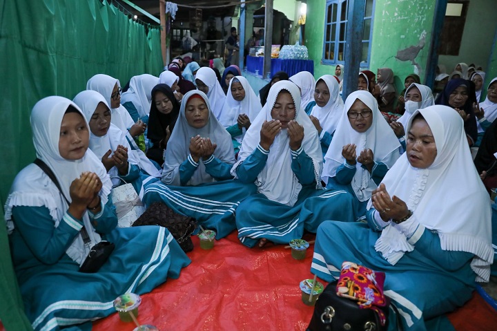 Momen Ramadan 2023, masyarakat dan loyalis Ganjar Sejati (GS) berdoa bersama pada malam Nuzulul Quran dan buka puasa bersama di Pondok Pesantren Nurul Iman Az-Zahra, Desa Langensari, Kecamatan Langensari, Kota Banjar, Jawa Barat, Selasa (11/4). Foto: GS