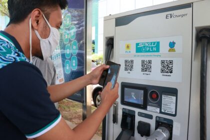 PT PLN (Persero) memastikan Stasiun Pengisian Kendaraan Listrik Umum (SPKLU) di Pelabuhan Merak, Banten siap melayani pengguna mobil listrik pada periode arus mudik dan balik lebaran Tahun 2023/1444 Hijriah. Foto: Dok PLN