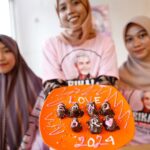 Para perempuan milenial di Banten berkreasi menyajikan hidangan khas Lebaran membuat kue kurma cokelat yang lezat, Kamis (13/4). Foto: Srikandi Banten