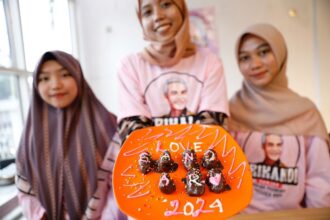 Para perempuan milenial di Banten berkreasi menyajikan hidangan khas Lebaran membuat kue kurma cokelat yang lezat, Kamis (13/4). Foto: Srikandi Banten