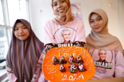 Para perempuan milenial di Banten berkreasi menyajikan hidangan khas Lebaran membuat kue kurma cokelat yang lezat, Kamis (13/4). Foto: Srikandi Banten