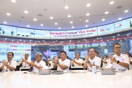 Direktur Utama Telkom Ririek Adriansyah (tengah) didampingi oleh Direktur Keuangan dan Manajemen Risiko Telkom Heri Supriadi (kedua dari kanan), Direktur Network & IT Solution Telkom Herlan Wijanarko (kedua dari kiri), dan Direktur Strategic Portfolio Telkom Budi Setyawan Wijaya (paling kanan) melakukan kickoff visit Posko TelkomGroup Siaga RAFI 2023, di Jakarta (18/4). Foto: Telkom Indonesia.