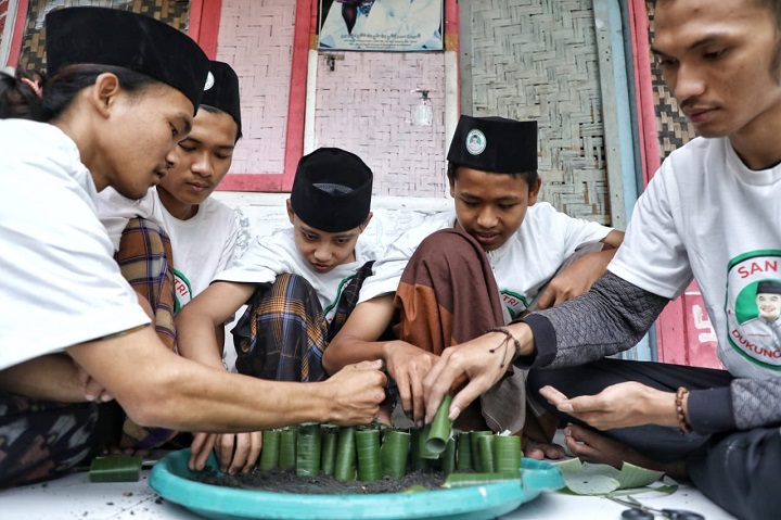 Para santri mendapat pelatihan dan praktik langsung menanam cabai dengan metode porcis menggunakan daun pisang dan tanah di Pondok Pesantren Mabdail Falah, Kampung Kadu Biuk, Desa Panyirapan, Kecamatan Baros, Kabupaten Serang, Selasa (11/4). Foto: Santri Dukung Ganjar Banten