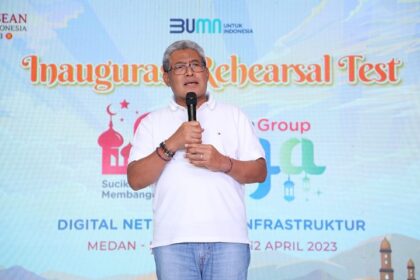 Direktur Network & IT Solution Telkom Herlan Wijanarko pada saat uji coba kesiapan sistem infrastruktur layanan telekomunikasi & digital Telkom di Medan (12/4) guna memastikan layanan andal selama moment Ramadan & Idul Fitri 1444 H hingga KTT ASEAN ke-42. Foto: Telkom Indonesia.