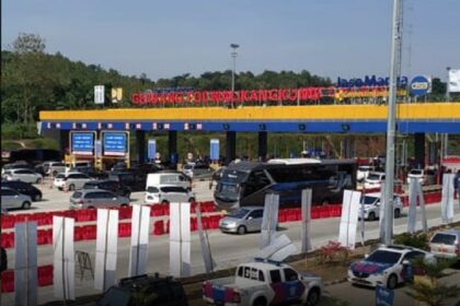 Mobil pribadi dengan bagasi darurat yang diletakkan di atas, makin sering terlihat melintasi ruas tol Batang-Semarang ini.
