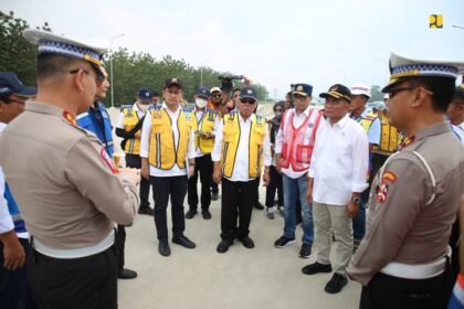 Menteri Pekerjaan Umum dan Perumahan Rakyat (PUPR) Basuki Hadimuljono bersama Menteri Perhubungan Budi Karya Sumadi, Menteri Koordinator Bidang Pembangunan Manusia dan Kebudayaan Muhadjir Effendy, dan Kepala Korps Lalu Lintas (Korlantas) Polri Irjen Pol Firman Santyabudi meninjau Jalan Tol Cileunyi-Sumedang-Dawuan (Cisumdawu) di Jawa Barat, Minggu (9/4/2023). Foto: PUPR