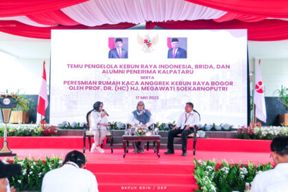 Mahariah (tengah), saat sharing session Pengelola Kebun Raya dan Alumni Penerima Kalpataru baru-baru ini.