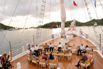 Keakaraban para pemimpin ASEAN di atas Kapal Pinisi saat menikmati sunset di Labuan Bajo NTT, di sela KTT ASEAN ke-42 2023.