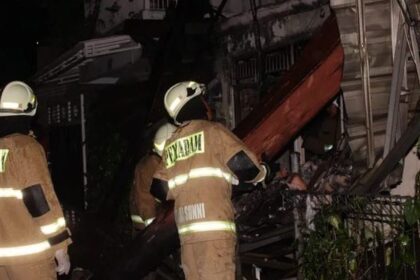 Ilustrasi petugas Damkar Jakarta Timur melakukan pemadaman kebakaran. Panasnya api bisa melenyapkan berkas penting dan harta benda yang tersimpan di perangkat tak tepat. Foto: Damkar Jaktim
