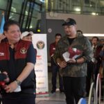 Menpora Dito dan Airlangga Hartarto menyambut kedatangan tim Wushu Indonesia di Bandara Soetta.