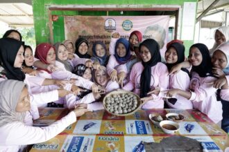 Para perempuan warga setempat belajar mengolah bakso ikan khas Binuangeun di Desa Cikiruhwetan, Kecamatan Cikeusik, Kabupaten Pandeglang, Banten pada Rabu (3/5). Meningkatkan potensi Usaha Mikro Kecil dan Menengah (UMKM) lokal. Foto: Srikandi Banten