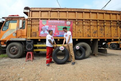 Koordinator Wilayah (Korwil) Komunitas Sopir Truk (KST) Jawa Barat (Jabar), Willy Shadli menyerahkan bantuan ban baru kepada para sopir truk Pul Jaya Trans, Kelurahan Citeureup, Kecamatan Citeureup, Kabupaten Bogor, Minggu (28/5). Foto: KST