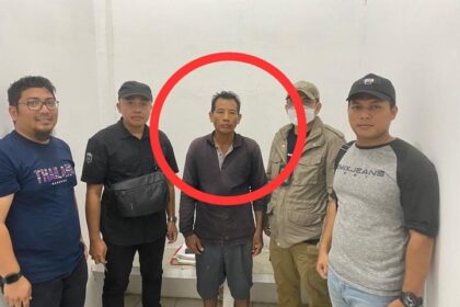 Tim Tangkap Buronan (Tabur) Kejaksaan Agung saat menangkap Hamdun (tengah), terpidana korupsi pada kegiatan program penyaluran dana Kredit Usaha Tani (KUT) di Kabupaten Lombok Barat sebesar Rp353.565.000. Foto: Bidang Intelijen Kejaksaan Agung