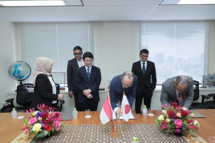 Penandatangan antara Rektor Universitas Pertamina, Wawan Gunawan A Kadir MS, Kepala Departemen Laboratorium Teknik Sumber Daya Bumi, Sekolah Pascasarjana Teknik Sumber Daya Energi dari Kyushu University, Japan, Yasuhiro Yamada dan Professor Departemen Sistem Inovasi, Fakultas Teknik Tokyo University, Tsuji Takeshi, di Tokyo Jepang pada Jumat (26/5). Foto: Dok Pertamina.