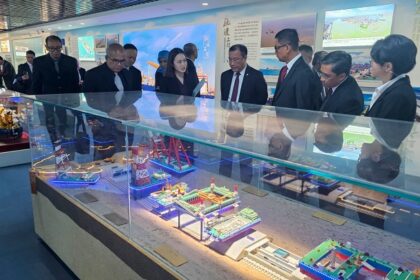 Dalam kunjungan bisnis ke China, Direktur Utama PLN, Darmawan Prasodjo melakukan site visit ke perusahaan konstruksi (Engineering, Procurement, Construction/EPC) China Communications Construction Dredging Co., Ltd (CCCC) di Beijing, sekaligus untuk menyepakati kerja sama pengembangan transisi energi di Indonesia. Foto: PLN.