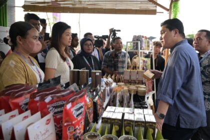 Menteri BUMN RI Erick Thohir (kedua dari kanan) saat berkunjung dan berinteraksi dengan UMKM La Bajo Coffee yang merupakan salah satu binaan Telkom Indonesia di gelaran program SMEs Hub yang menjadi kegiatan pendukung KTT ke-42 ASEAN di Labuan Bajo, Selasa (9/5). Foto: Telkom Indonesia.