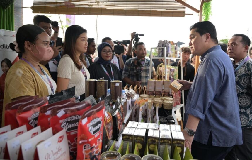 Menteri BUMN RI Erick Thohir (kedua dari kanan) saat berkunjung dan berinteraksi dengan UMKM La Bajo Coffee yang merupakan salah satu binaan Telkom Indonesia di gelaran program SMEs Hub yang menjadi kegiatan pendukung KTT ke-42 ASEAN di Labuan Bajo, Selasa (9/5). Foto: Telkom Indonesia.