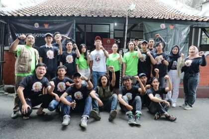 Relawan Ganjar Milenial Center (GMC) Jawa Barat kompak perkuat perekonomian masyarakat. Resmikan warung kelontongan berjuluk 'Warung Gotong Royong' di Jl. Jatiwangi 7, No. 28, Kel. Antapani Tengah, Kec. Antapani, Kota Bandung, Jawa Barat belum lama ini. Foto: GMC