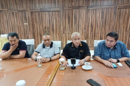 Ketua Harian Forum Silaturahmi Asosiasi Travel Haji dan Umrah (SATHU) Artha Hanif bersama anggota Dewan Pembina Forum SATHU sekaligus Ketua Umum Dewan Pengurus Pusat Asosiasi Muslim Penyelenggara Haji dan Umrah Republik Indonesia (DPP AMPHURI), Firman M Nur dan Ketua Dewan Pembina Forum SATHU, Fuad Hasan Masyhur beserta anggota di Wisma Maktour di Jl. Otista Raya, Jatinegara, Jakarta Timur, Rabu (3/5) siang. Foto: Joesvicar Iqbal/ipol.id