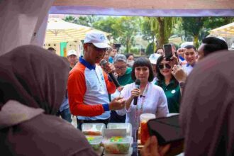 Pj gubernur, Heru Budi saat meninjau kuliner Betawi.(foto: PPID)