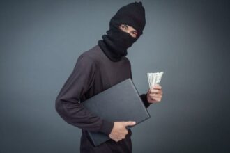 Ilustrasi - Pelaku kejahatan melakukan aksi hipnotis hingga mengalihkan perhatian orang yang ada disekitar, hingga berhasil menggasak dan menguras sejumlah uang korbannya. Foto: Freepik