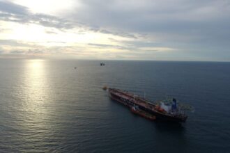 Pertamina melalui Sub Holding Integrated Marine Logistics saat mendistribusikan energi melalui jalur laut dengan menggunakan kapal. Foto: Dok Pertamina.