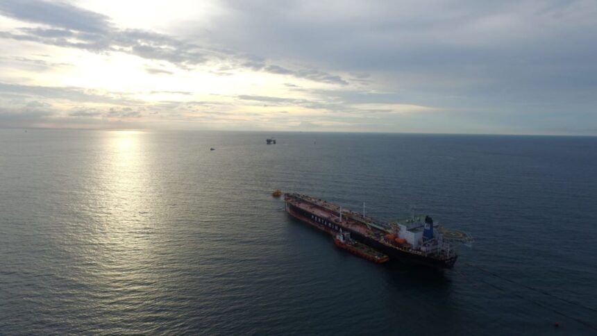 Pertamina melalui Sub Holding Integrated Marine Logistics saat mendistribusikan energi melalui jalur laut dengan menggunakan kapal. Foto: Dok Pertamina.