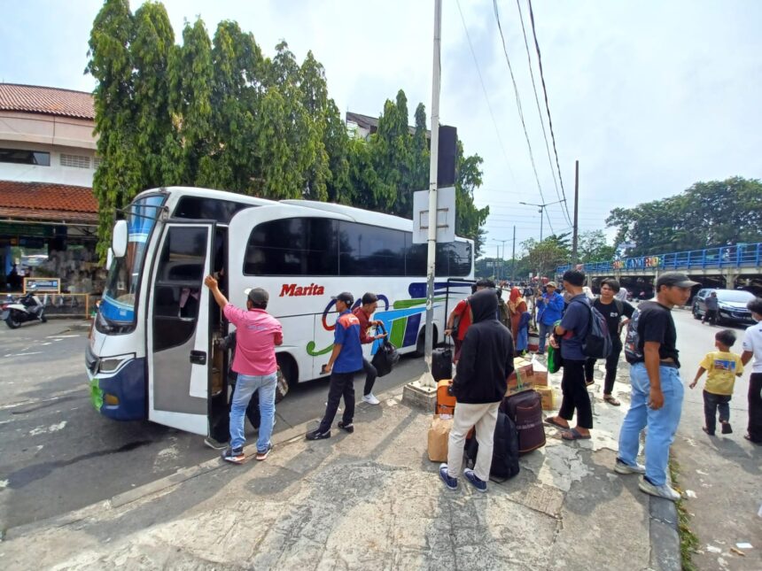 Masa liburan sekolah dan arus mudik Lebaran 2023, para pemudik masih terus berdatangan ke Terminal Kampung Rambutan, Jakarta Timur, Senin (1/5) siang. Foto: Joesvicar Iqbal/ipol.id