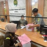 Jaksa Penuntut Umum Kejaksaan Negeri (Kejari) Takalar saat melimpahkan berkas perkara terdakwa Kepala Badan Pengelolaan Keuangan Daerah (BPKD) Kabupaten Takalar, Gazali Machmud ke Pengadilan Tindak Pidana Korupsi (Tipikor) Makassar, Selasa (2/5). Foto: Seksi Penkum Kejati Sulawesi Selatan.