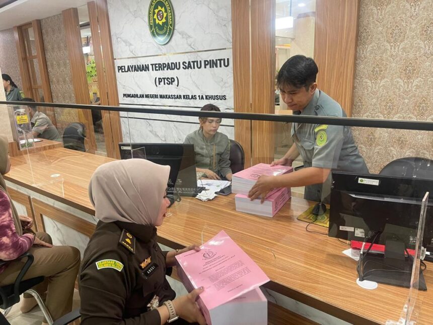 Jaksa Penuntut Umum Kejaksaan Negeri (Kejari) Takalar saat melimpahkan berkas perkara terdakwa Kepala Badan Pengelolaan Keuangan Daerah (BPKD) Kabupaten Takalar, Gazali Machmud ke Pengadilan Tindak Pidana Korupsi (Tipikor) Makassar, Selasa (2/5). Foto: Seksi Penkum Kejati Sulawesi Selatan.