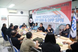 Rapat koordinasi Ganjaran Buruh Berjuang (GBB) bersama DPP Serikat Pekerja Nasional (SPN) di Kantor DPP SPN gaspol menangkan Ganjar di Gedung ILP Center Lantai 4, di Jalan Raya Pasar Minggu, Kelurahan/Kecamatan Pancoran, Jakarta Selatan, Kamis (4/5) malam. Foto: GBB