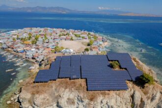 Pembangkit Listrik Tenaga Surya (PLTS) berkapasitas 530 kilowatt peak (kWp) di Pulau Messah, Kabupaten Manggarai Barat, Nusa Tenggara Timur. Foto: PT PLN (Persero).