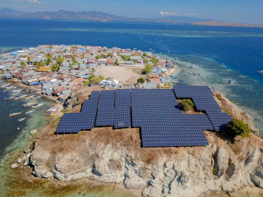 Pembangkit Listrik Tenaga Surya (PLTS) berkapasitas 530 kilowatt peak (kWp) di Pulau Messah, Kabupaten Manggarai Barat, Nusa Tenggara Timur. Foto: PT PLN (Persero).