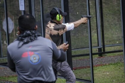 Prajurit Kostrad ikut berlaga dalam Kejuaraan Menembak RMP Championship 2023 Level III digelar di Kelab Menembak Sasaran Shapadu (KMSS), Putrajaya, Malaysia. Foto: Dispenad.