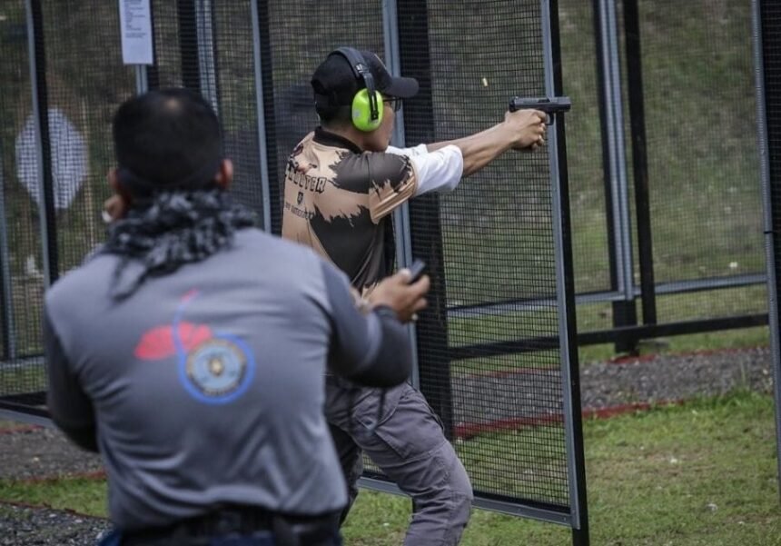 Prajurit Kostrad ikut berlaga dalam Kejuaraan Menembak RMP Championship 2023 Level III digelar di Kelab Menembak Sasaran Shapadu (KMSS), Putrajaya, Malaysia. Foto: Dispenad.