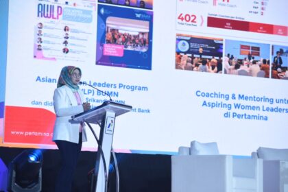 Direktur Keuangan Emma Sri Martini memberikan sambutan pembuka di acara PERTIWI (Perempuan Pertamina Tangguh Inspiratif Wibawa Integritas) dengan tema "He for She : Men as Allies in Achieving Gender Equality in Business" pada Kamis (4/5) di Grha Pertamina. Foto: Pertamina.